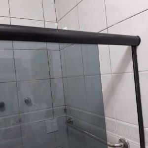 Box frontal fumê com acabamento preto